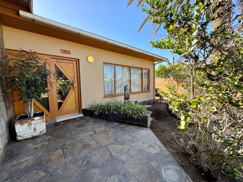 Spacious 4 Bedroom house in central area - Photo 2