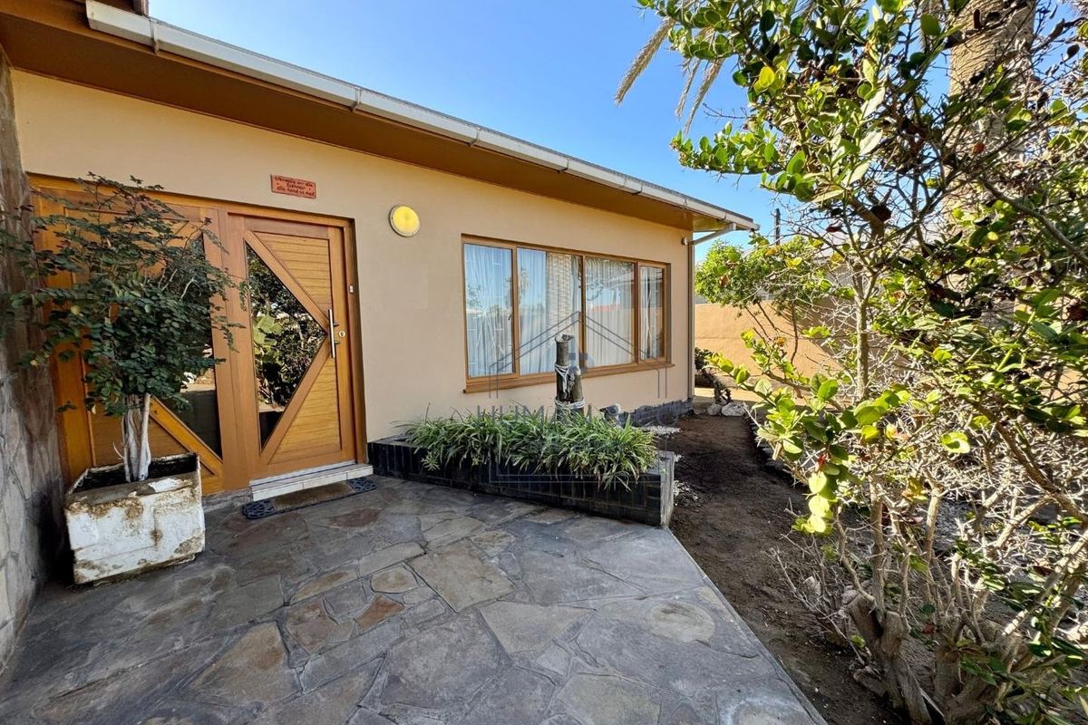 Spacious 4 Bedroom house in central area - Photo 2