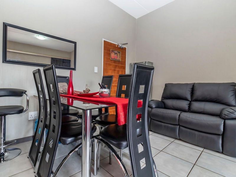 Three-bedroom ground floor apartment in barbeque downs - Photo 4