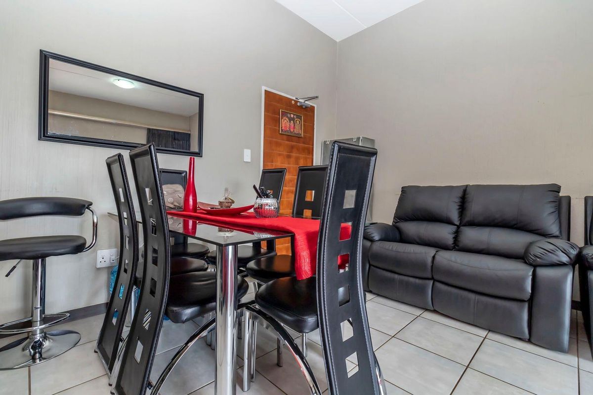 Three-bedroom ground floor apartment in barbeque downs - Photo 4