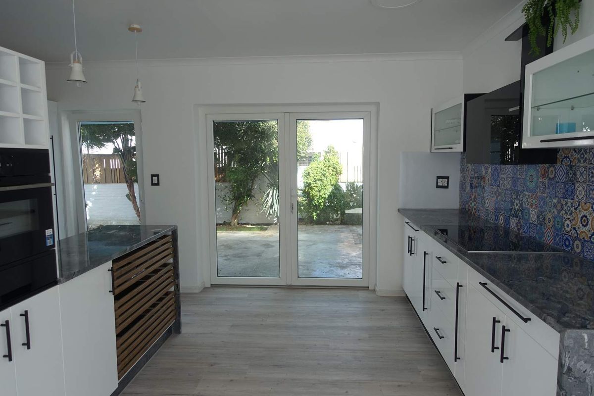 LUXURIOUS RENOVATED HOUSE PLUS COTTAGE ON LARGE ERF - Photo 4