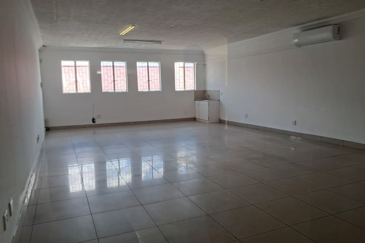 Office to let in Southern Industrial - Photo 3