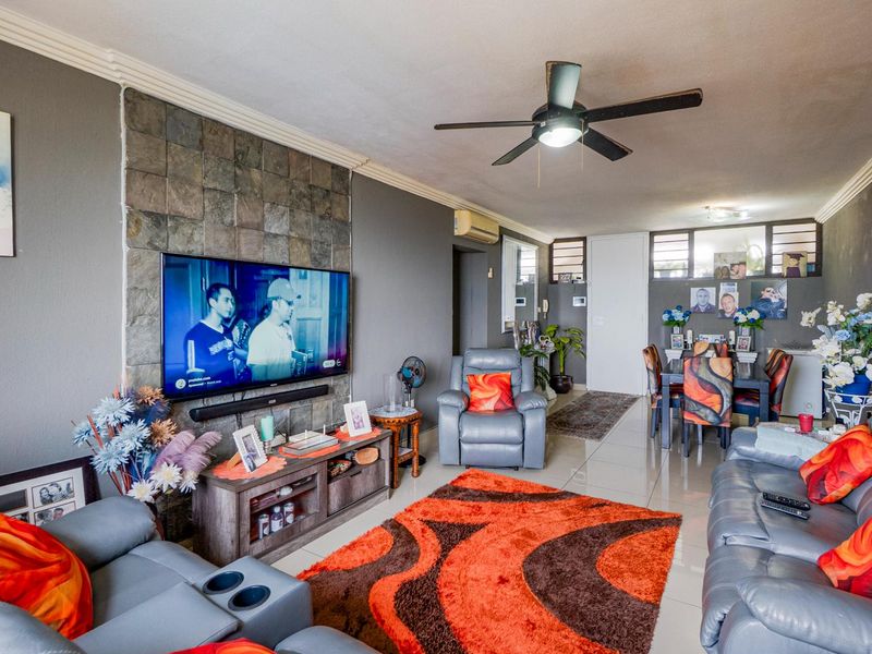 Spacious home - Photo 4