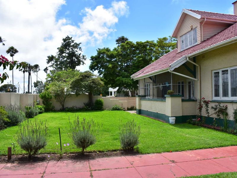 Sought after address! - Photo 2