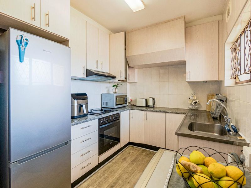 Sunlit apartment with ample space - Photo 8