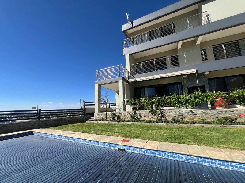 Modern, triple storey home with elevated views - Photo 9