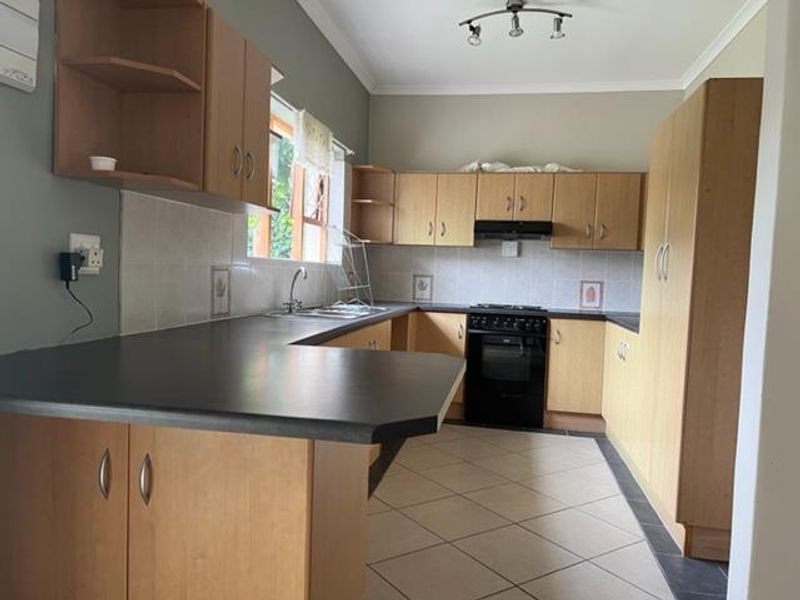 LARGE  GARDEN COTTAGE in beautiful Sunridge Park. - Photo 2