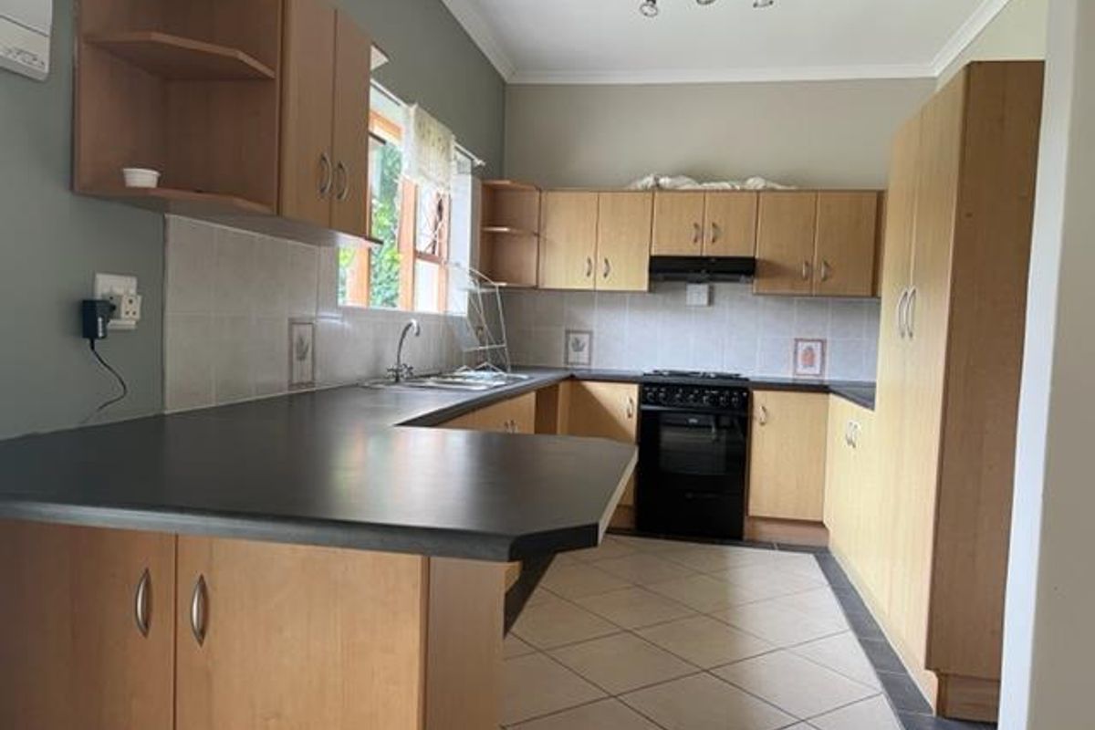 LARGE  GARDEN COTTAGE in beautiful Sunridge Park. - Photo 2