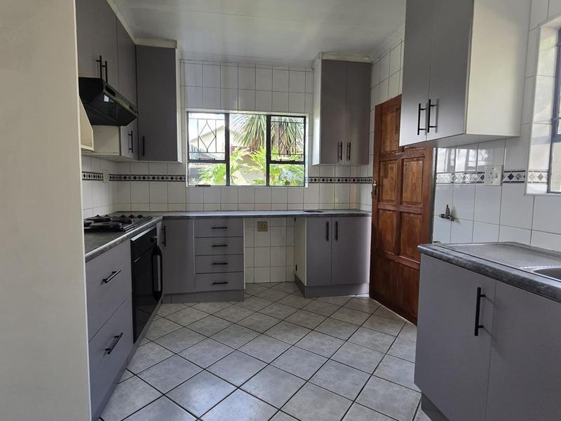 Beautiful 3-bedroom Home with 2-bedroom Flatlet to Rent - Photo 2