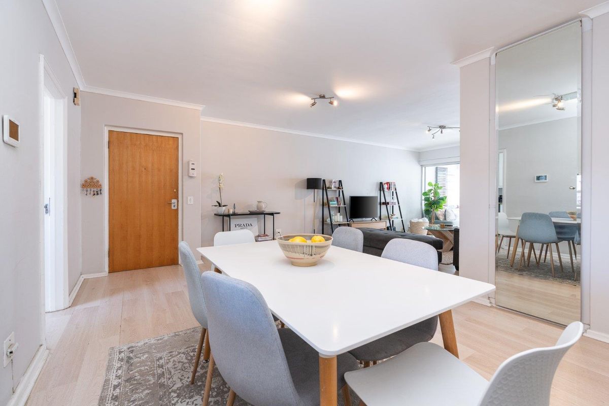 Spacious 3 bedroom Sea Point - Photo 5