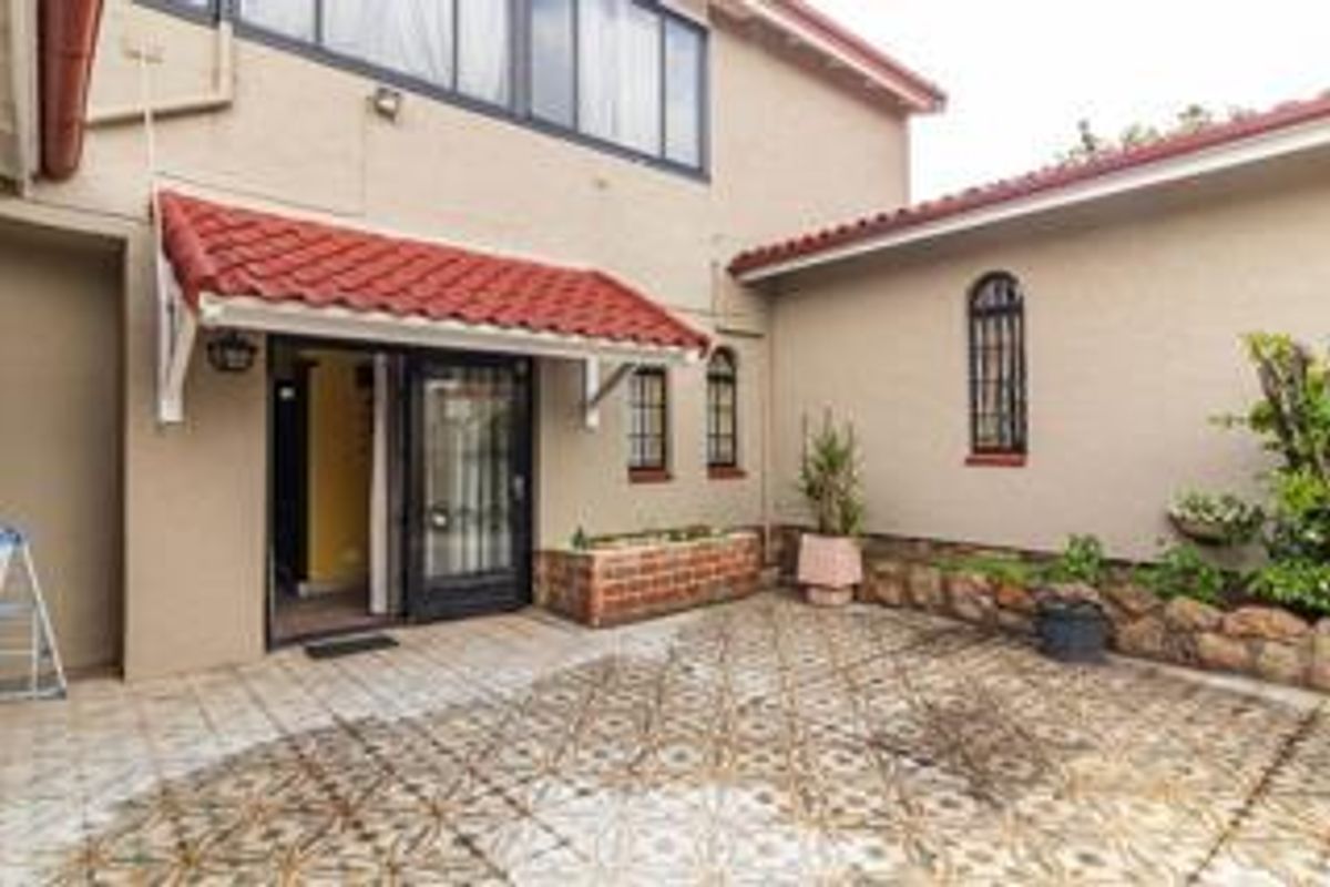 Premier Multi-Dwelling Estate in Oakdene Hills – Scenic Views, Private Sanctuary & Income Potential! - Photo 2