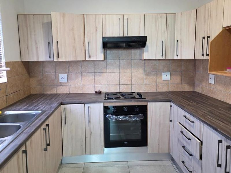 Comfortable 3-Bedroom Home in Kleine Kuppe - Photo 3