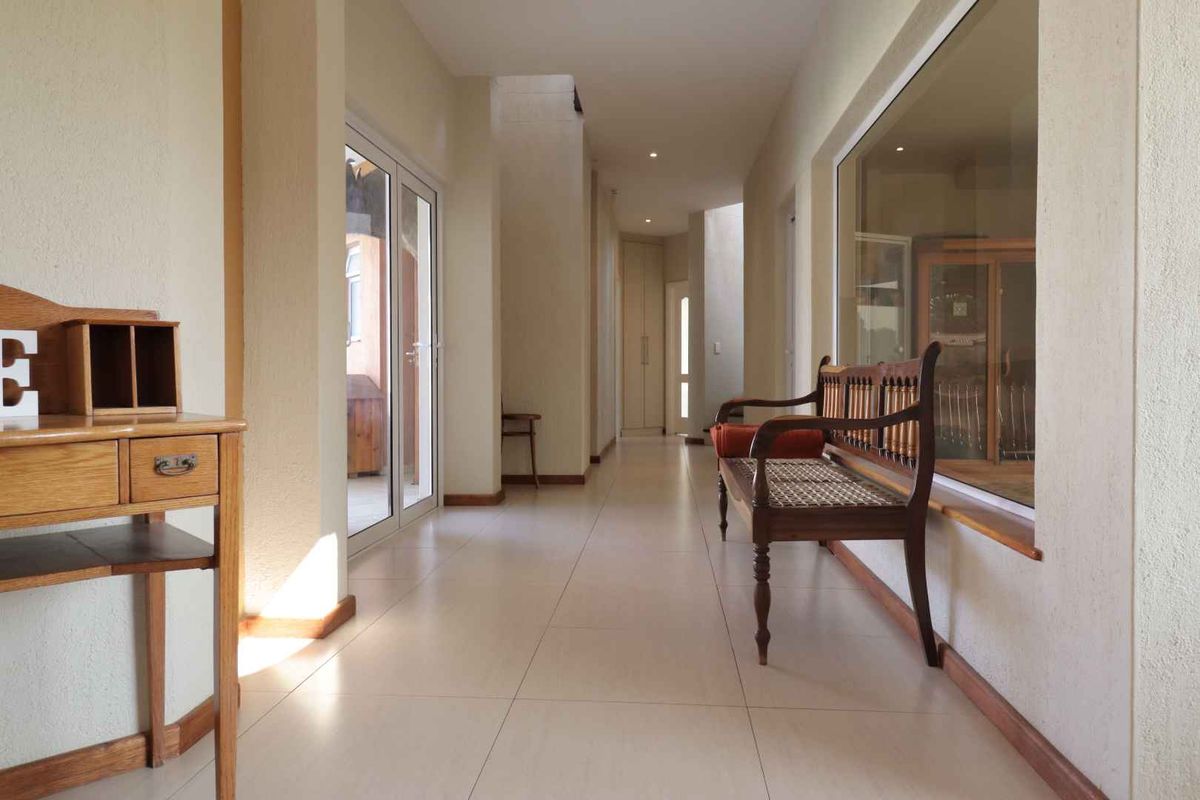 Luxury Family Home with Heated Indoor Pool, Sauna, and Private Garden - Rössmund, Namibia - Photo 2