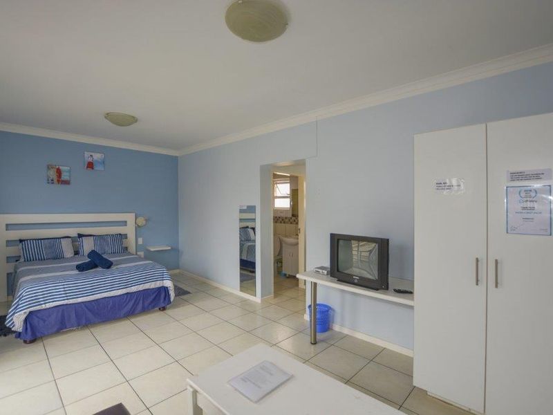 FOR SALE -  3 BEDROOM HOUSE WITH SEPERATE FLATLETS FOR SALE, LONG BEACH, NAMIBIA - Photo 10