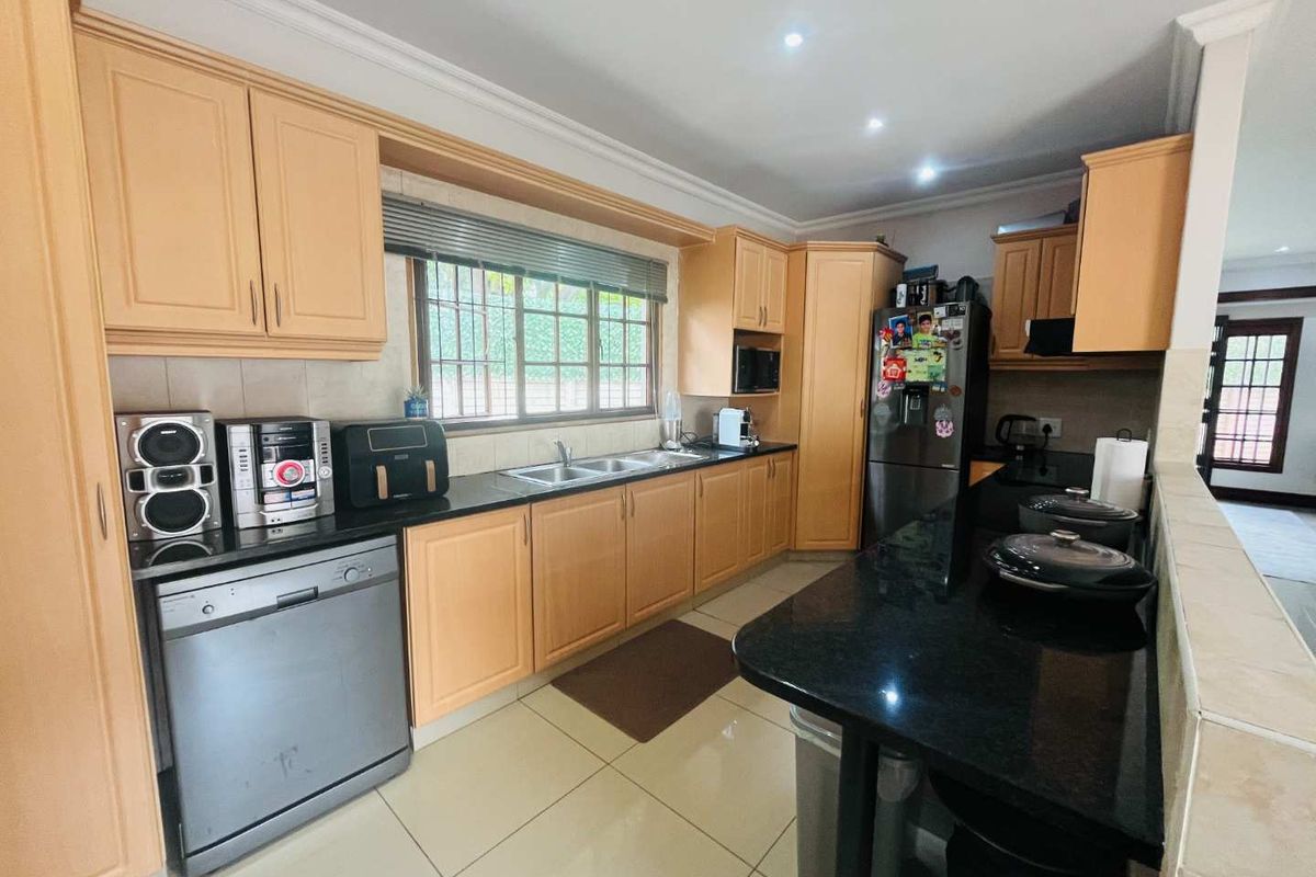 Hendra - Corner Unit Gem! Modern 3-Bed Simplex with Great Flow & Outdoor Living - Photo 4