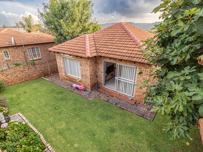 Lovely neat and spacious 2 bedroom, 2 bathroom townhouse close to all important amenities. The perfect lock up and go for a young couple. - Photo 2
