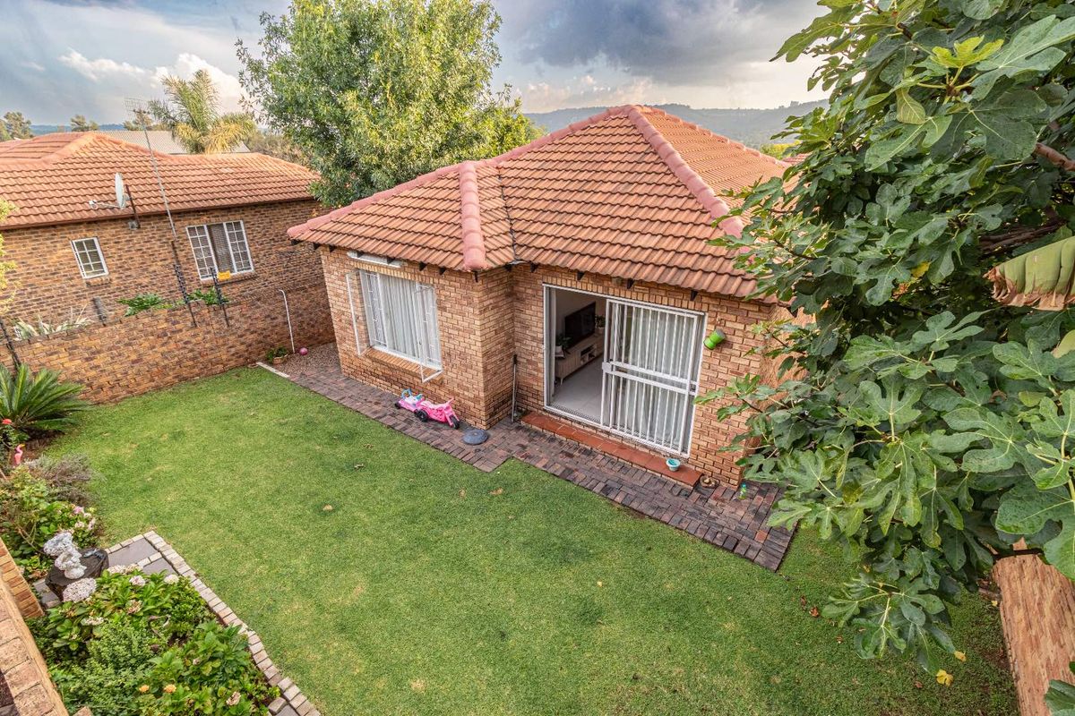 Lovely neat and spacious 2 bedroom, 2 bathroom townhouse close to all important amenities. The perfect lock up and go for a young couple. - Photo 2