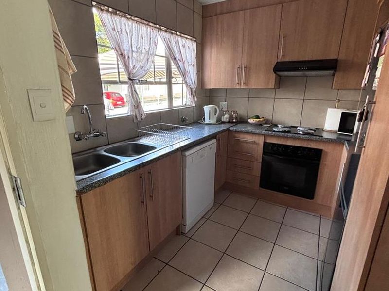 Charming Ground-Floor 2-Bedroom Unit with Patio & Pool Access – Secure - Photo 2