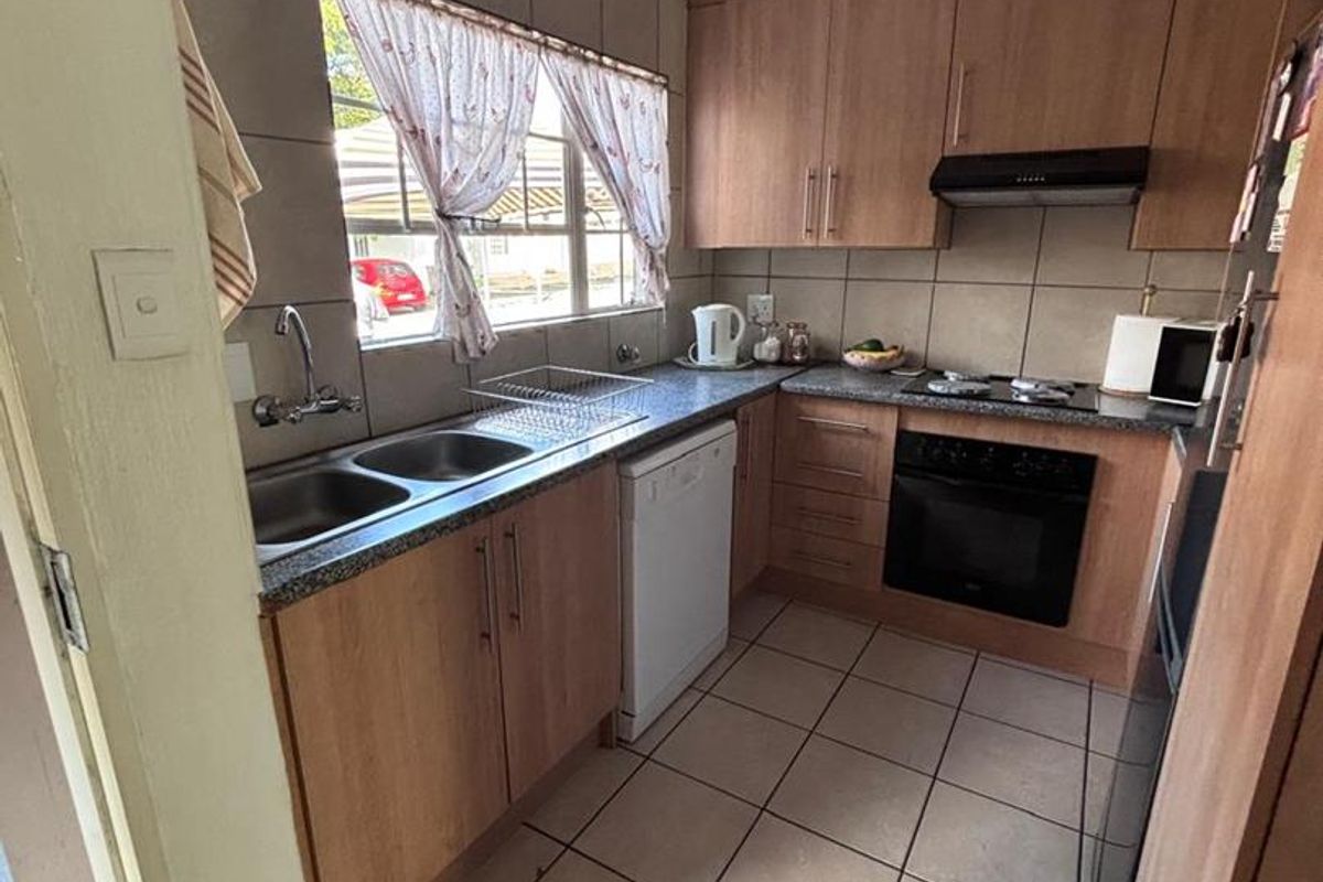 Charming Ground-Floor 2-Bedroom Unit with Patio & Pool Access – Secure - Photo 2
