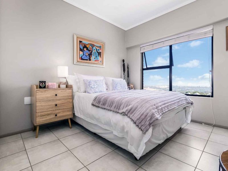 STYLISH AND CLASSY TOP FLOOR UNIT, IN A QUIET POSITION OFFERING PLENTY OF SPACE AND GORGEOUS VIEWS - Photo 9