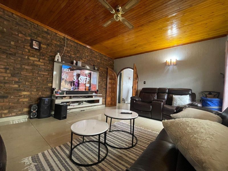 EXCEPTIONAL 5BEDROOM FAMILY HOME WITH 3POTENTIAL INCOME-GENERATING COTTAGES FOR SALE IN SUNWARD PARK - Photo 5