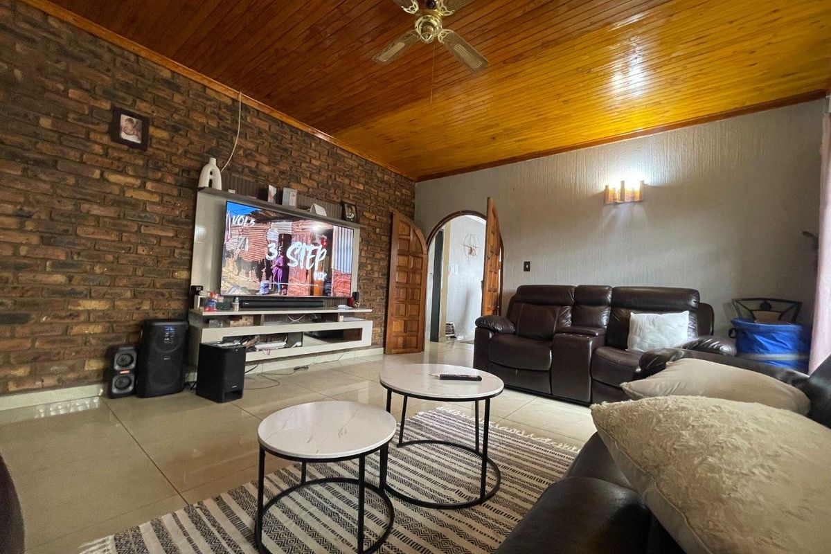 EXCEPTIONAL 5BEDROOM FAMILY HOME WITH 3POTENTIAL INCOME-GENERATING COTTAGES FOR SALE IN SUNWARD PARK - Photo 5