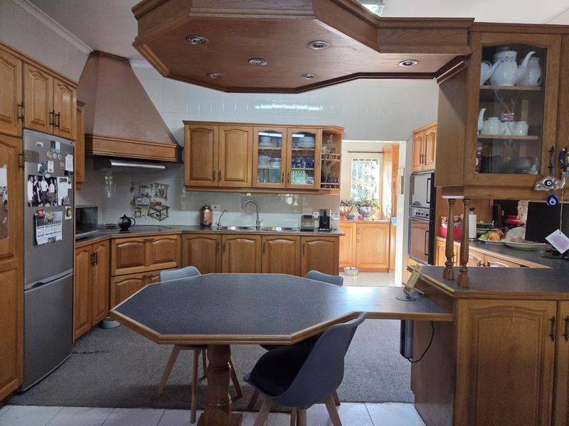 Nestled in the sought-after suburb of Regency Park, this exceptional family home offers space, comfort, and modern convenience in a secure and desirable setting - Photo 9