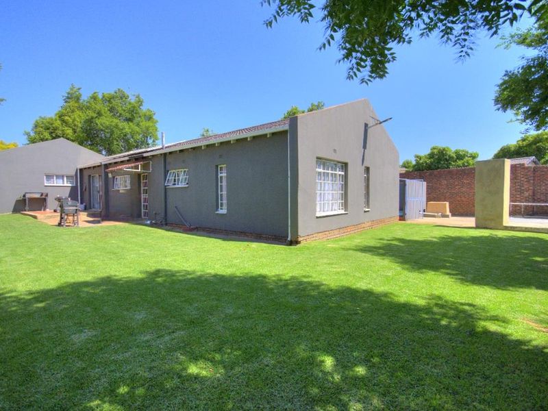 Beautiful Family home with Cottage - Photo 7