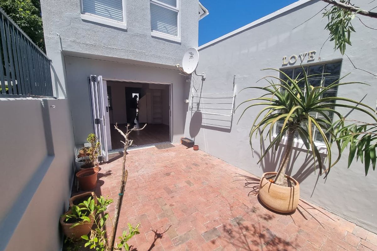 Semi-furnished Two-Bedroom Townhouse with Courtyard and Garage in Sought-After Claremont Upper! - Photo 2
