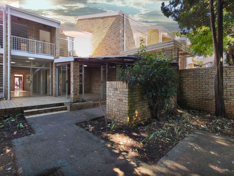 Refurbished Spacious 3 Bedroom Duplex Sandton Townhouses With Private Garden - Photo 1