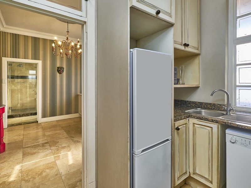 Earls Court! Coffee at the pulsating Killarney Mall! - Photo 3