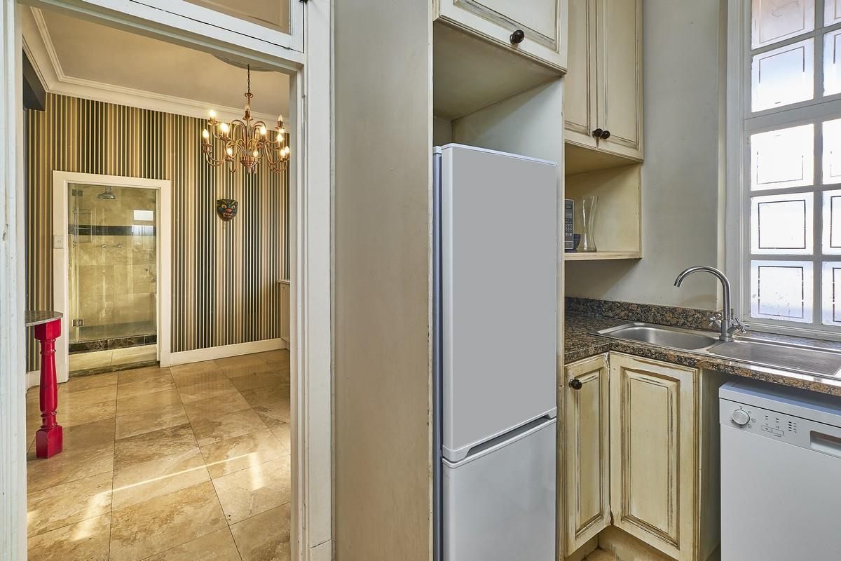 Earls Court! Coffee at the pulsating Killarney Mall! - Photo 3