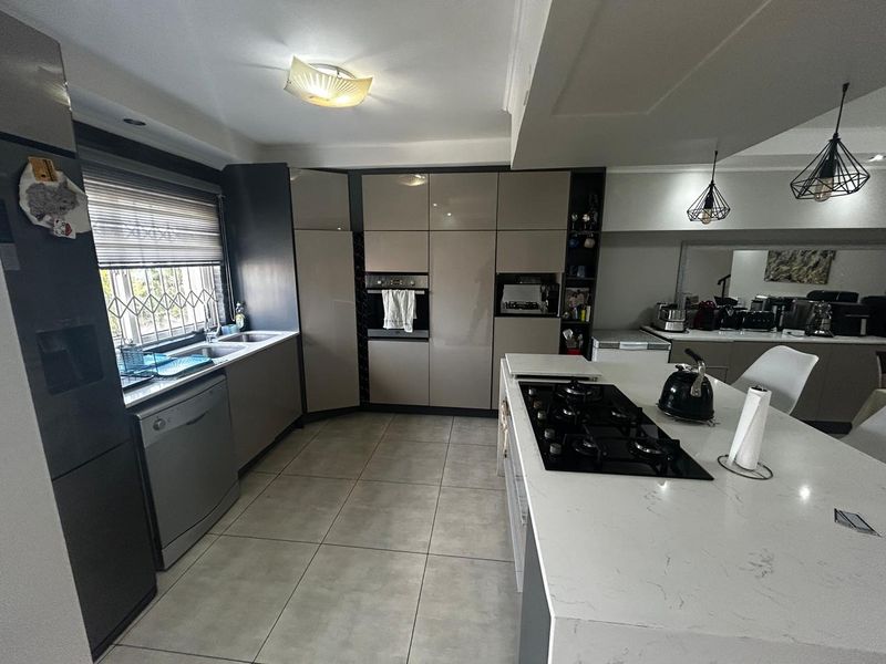 Spacious 4 bedroom in Halfway gardens Midrand - Photo 3