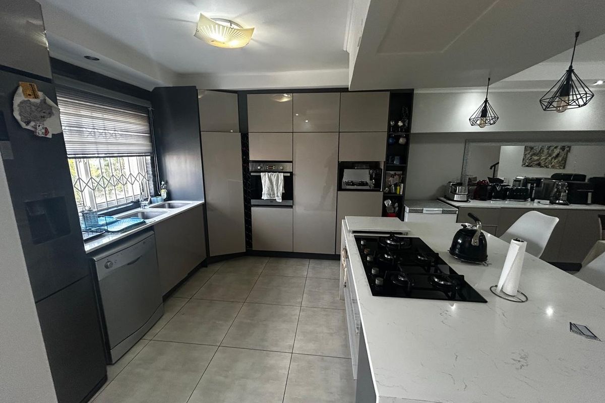 Spacious 4 bedroom in Halfway gardens Midrand - Photo 3