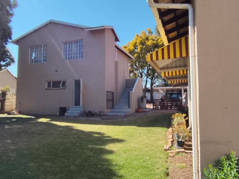 FAMILY HOME WITH A 2 BEDROOM FLATLET IN BRACKENDOWNS - Photo 1