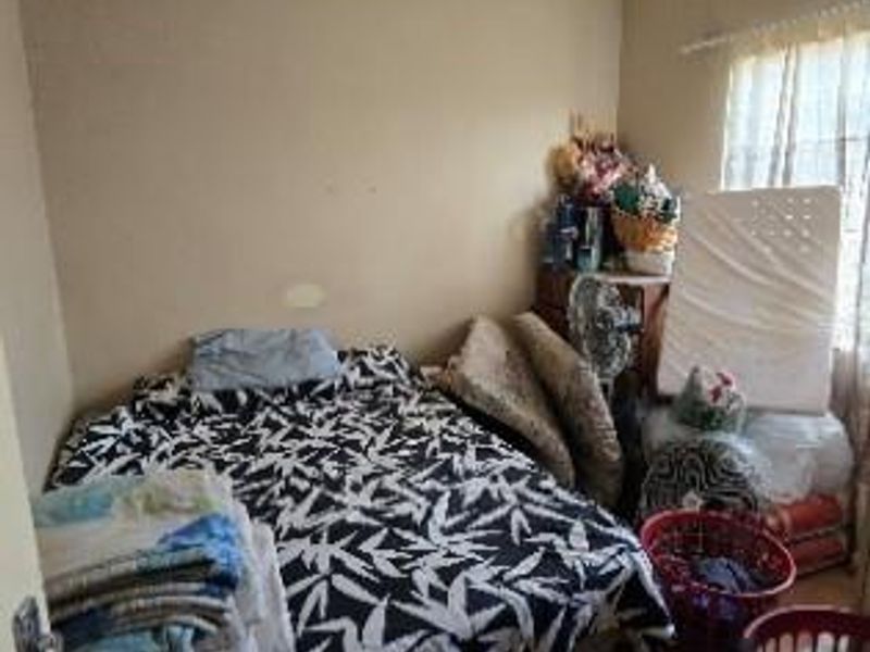 Perfect Starter Home: 2 Beds, 1 Bath, Built-In Cupboards - Photo 4