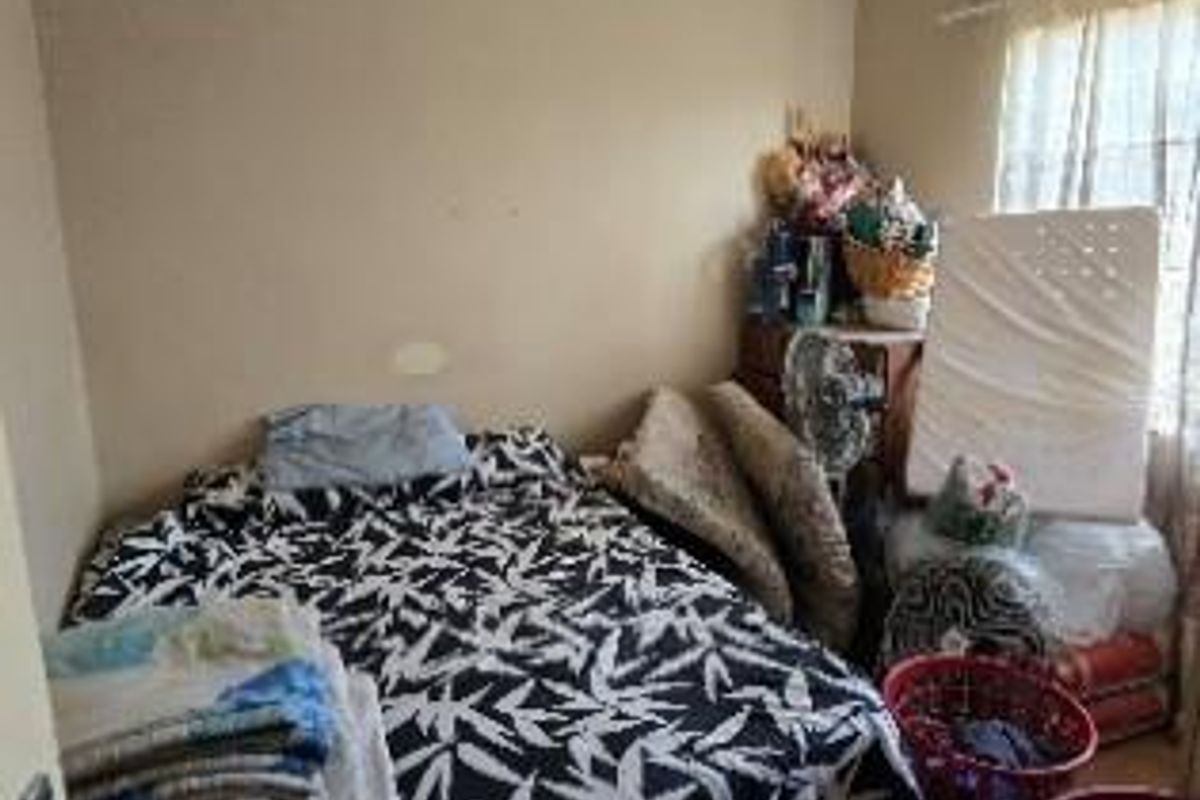 Perfect Starter Home: 2 Beds, 1 Bath, Built-In Cupboards - Photo 4