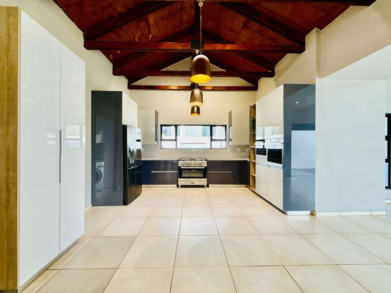 Modern Single Level Family Home on the Green Belt in Copperleaf Golf Estate - Photo 5