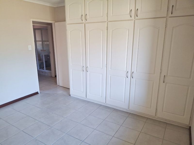 Large two bedroom apartment in Howick Central - Photo 10