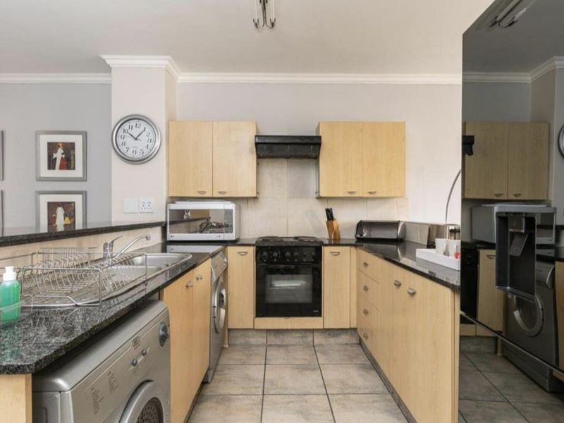 A BEAUTIFULLY FURNISHED TWO BEDROOM APARTMENT - Photo 2