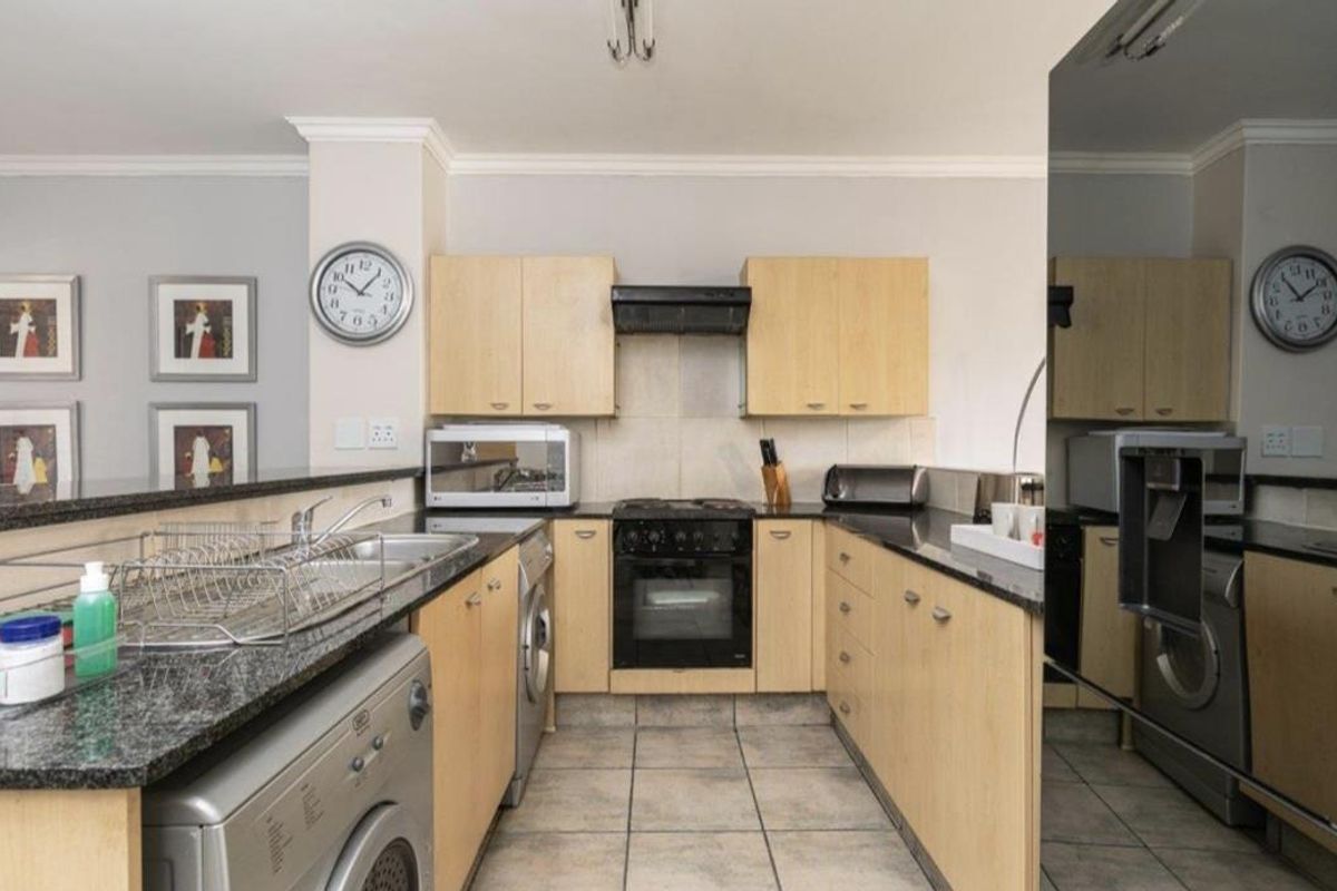 A BEAUTIFULLY FURNISHED TWO BEDROOM APARTMENT - Photo 2