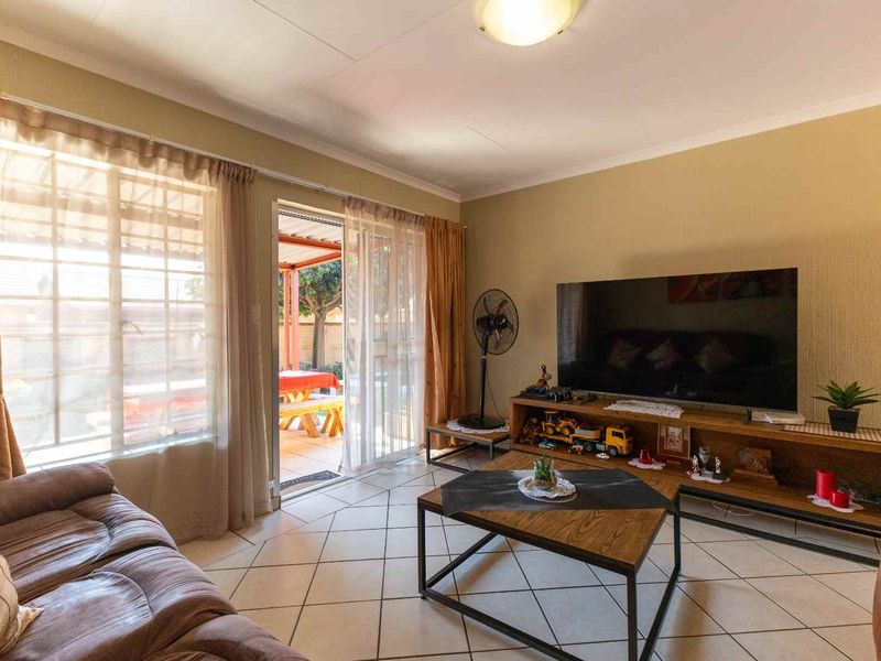 Beautiful 3-Bedroom Townhouse with a Stunning Garden - Photo 6