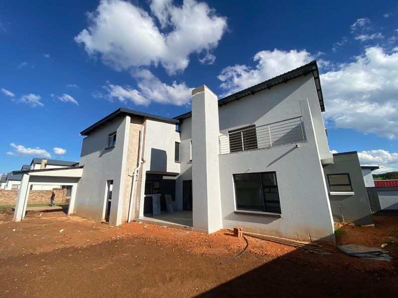 Newly Built Estate Home - Photo 2