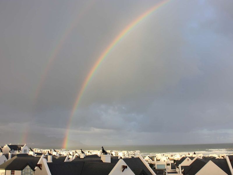 Stunning family home with amazing sea and greenbelt views in the heart of the Big Bay kite surfing paradise - Photo 9