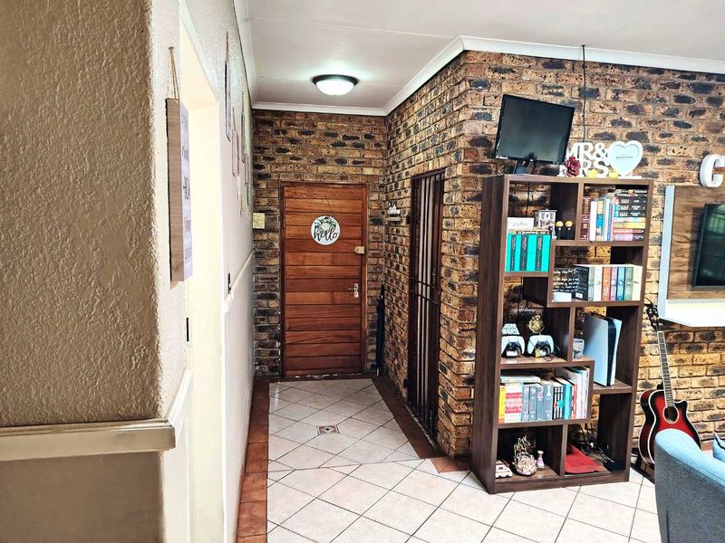 Beautiful Facebrick Family Home in Sought-After Pomona, Kempton Park - Photo 3