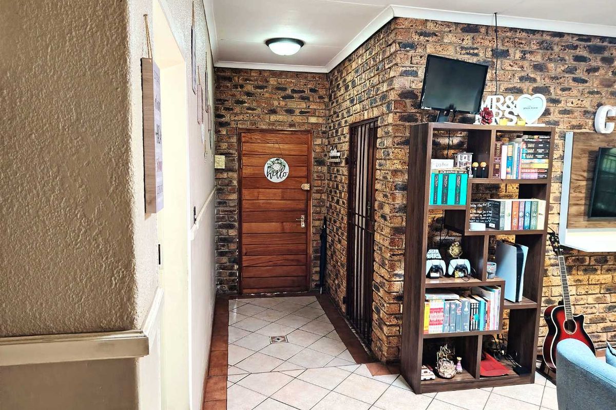 Beautiful Facebrick Family Home in Sought-After Pomona, Kempton Park - Photo 3