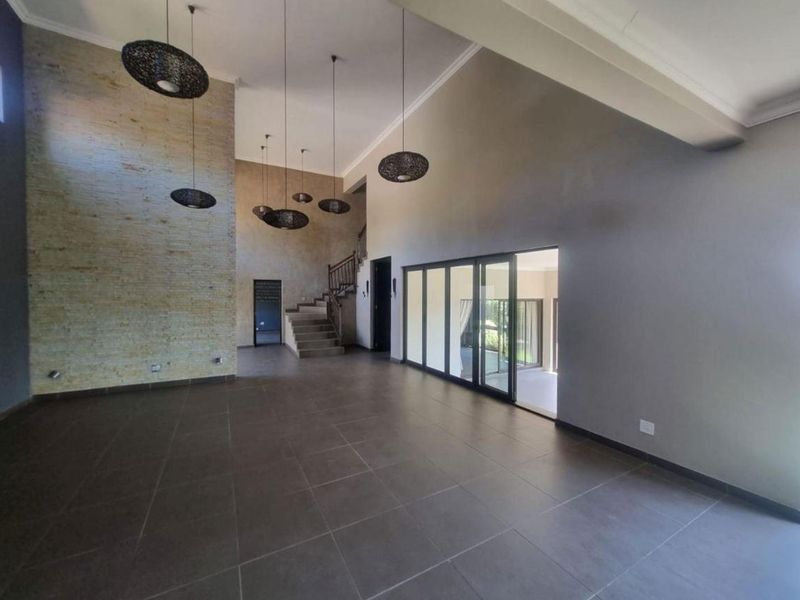 Luxurious four Bedroom House with Breathtaking Views - Photo 2