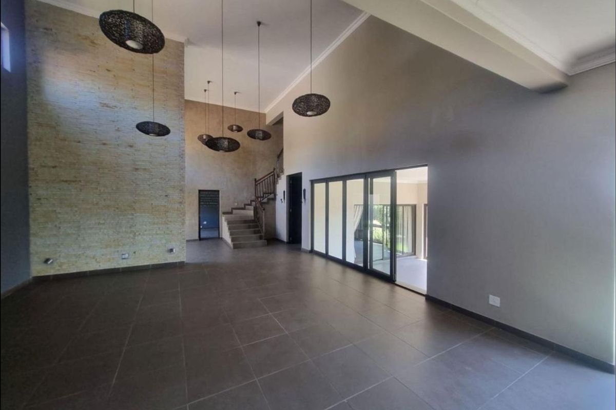 Luxurious four Bedroom House with Breathtaking Views - Photo 2