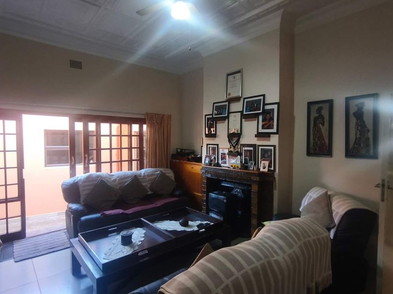 IMMACULATE, 10 ROOM PROPERTY FOR SALE IN LA ROCHELLE - Photo 9