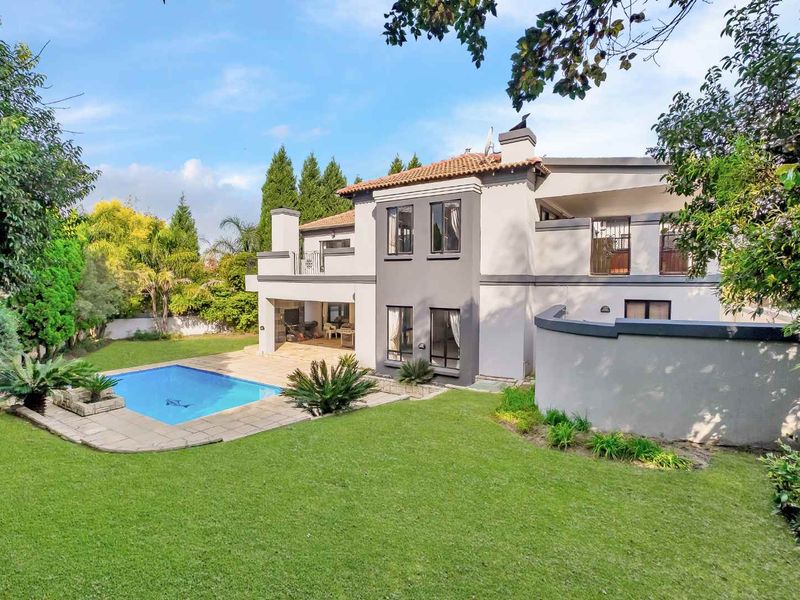 FOR THE LARGER FAMILY – HOME WITH LARGE FLAT - Photo 1